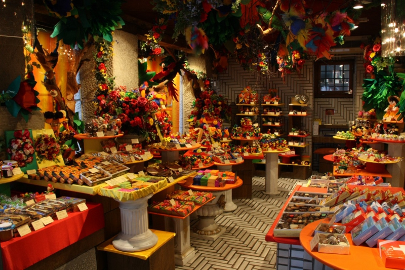 vitrine-ST TROPEZ-min_candy_store_chocolate_shop_chocolate_switzerland-393515