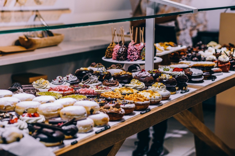 vitrine-ST TROPEZ-min_shop_dessert_pastry_bakery_counter-184398